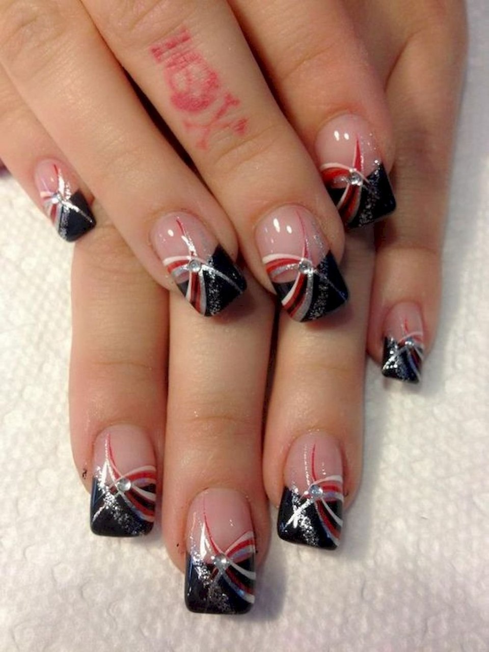 Красные ногти с черным френчем