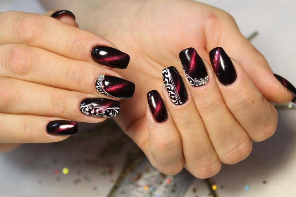 Маникюр черно красный
