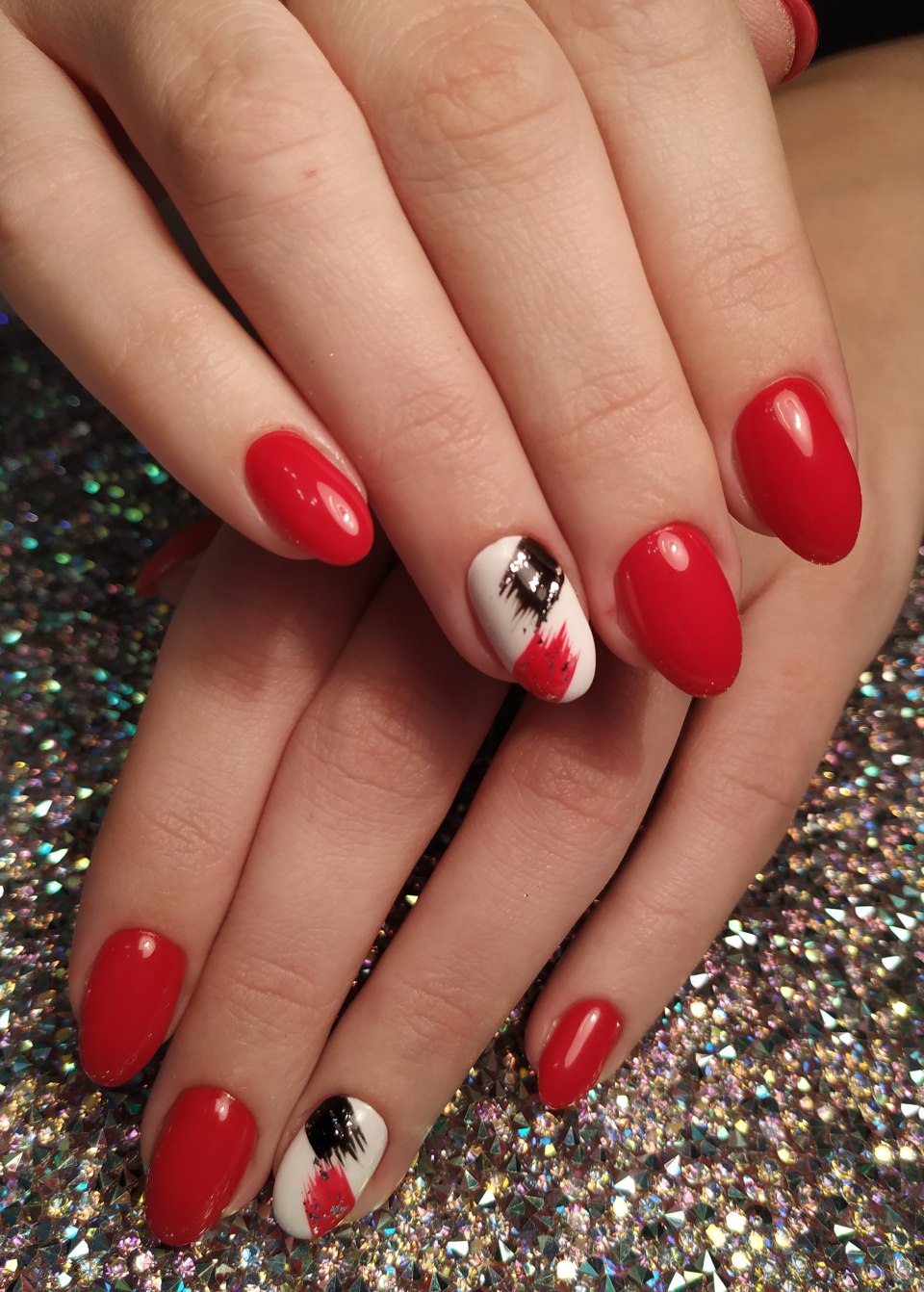 Маникюр красный с черным и белым