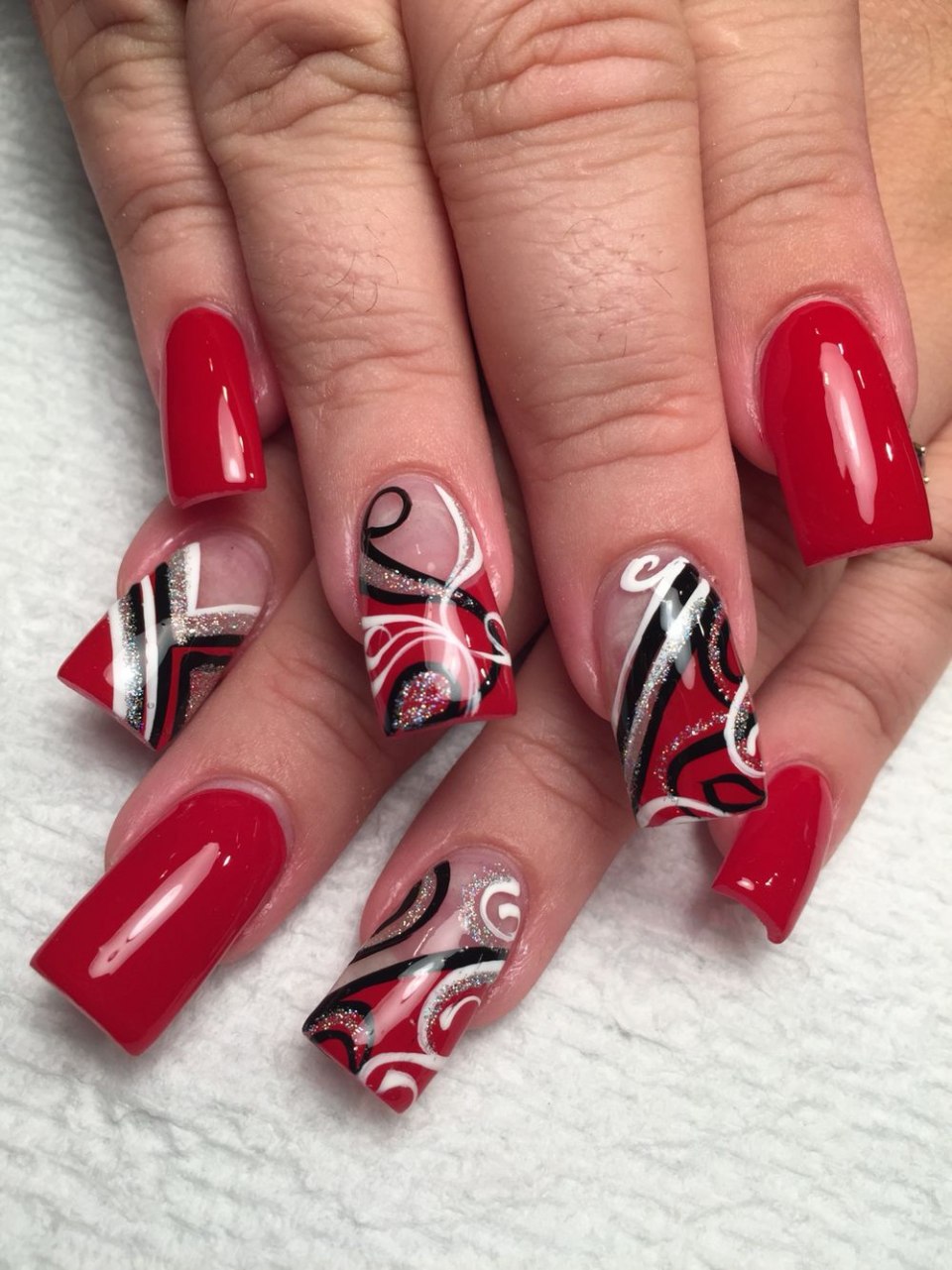 Красный маникюр с абстракцией
