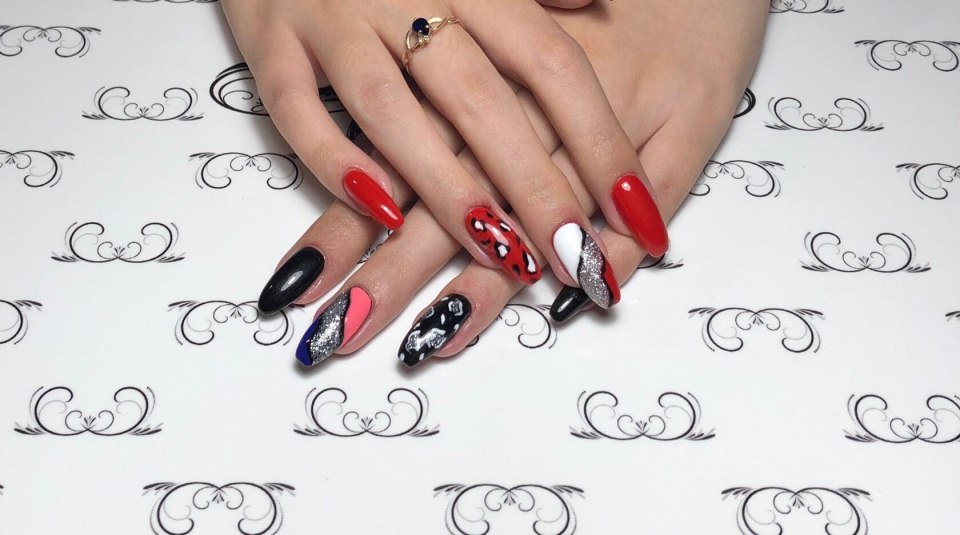 Маникюр красный с черным