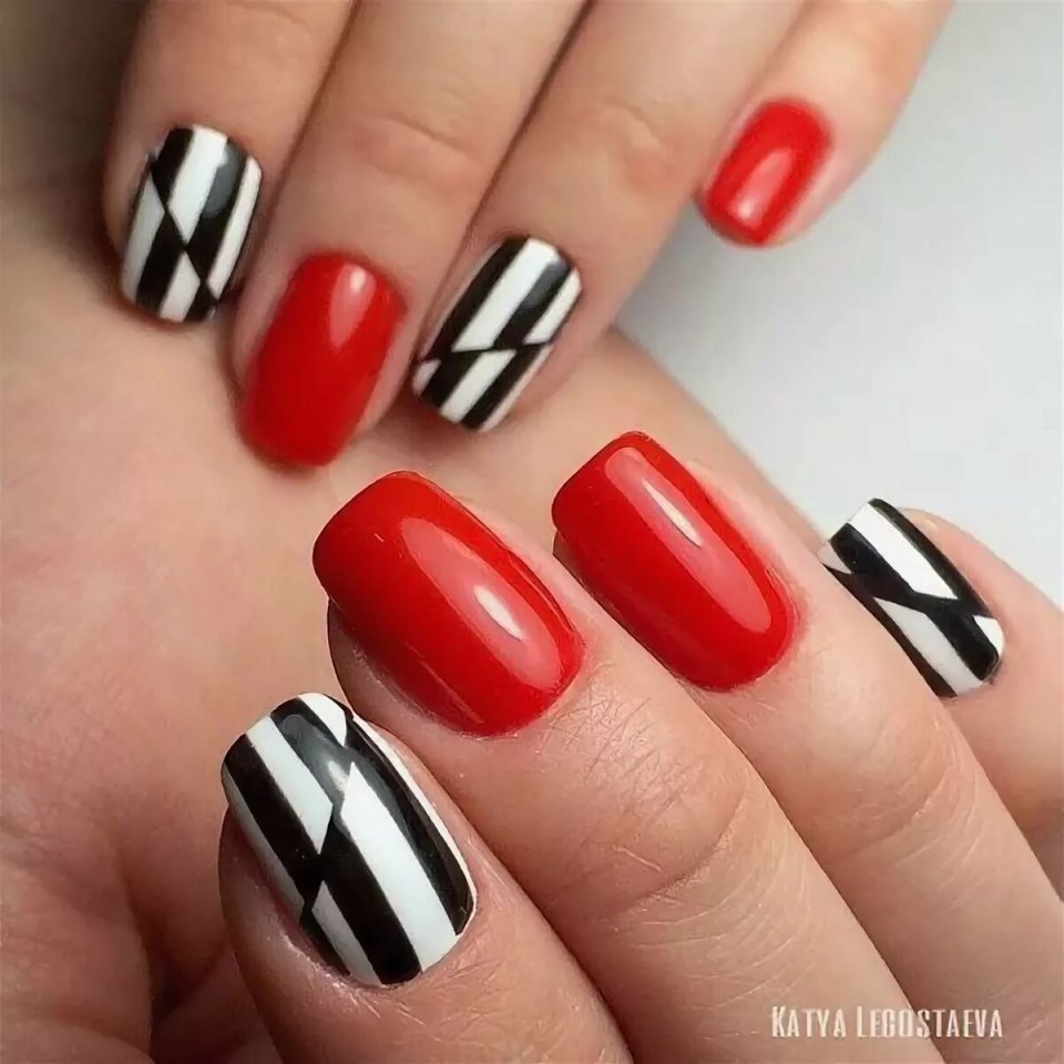 Маникюр красный с черным и белым