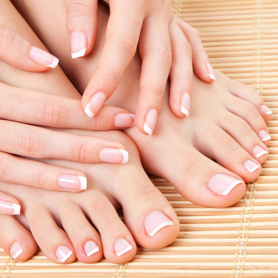 Маникюр и педикюр в желтом цвете