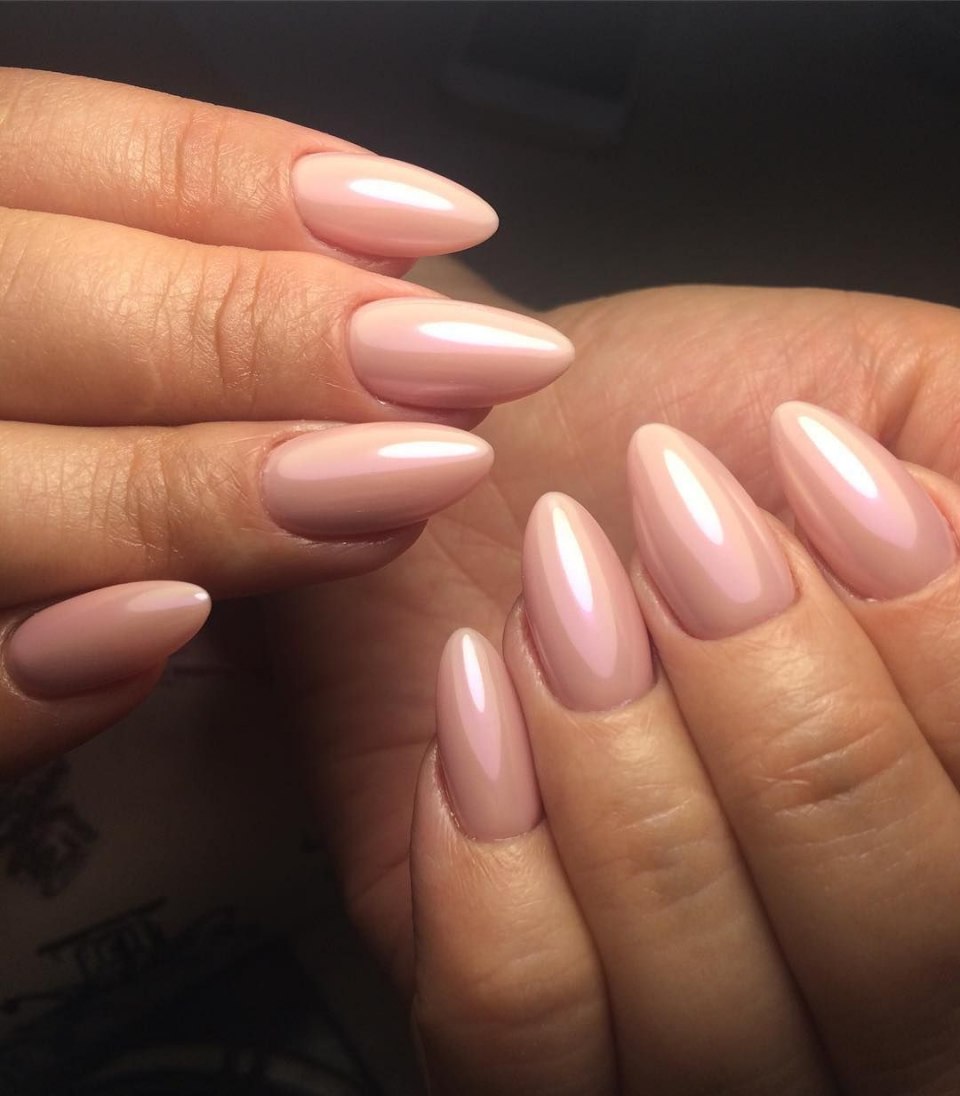 Маленькие нарощенные миндальные ногти