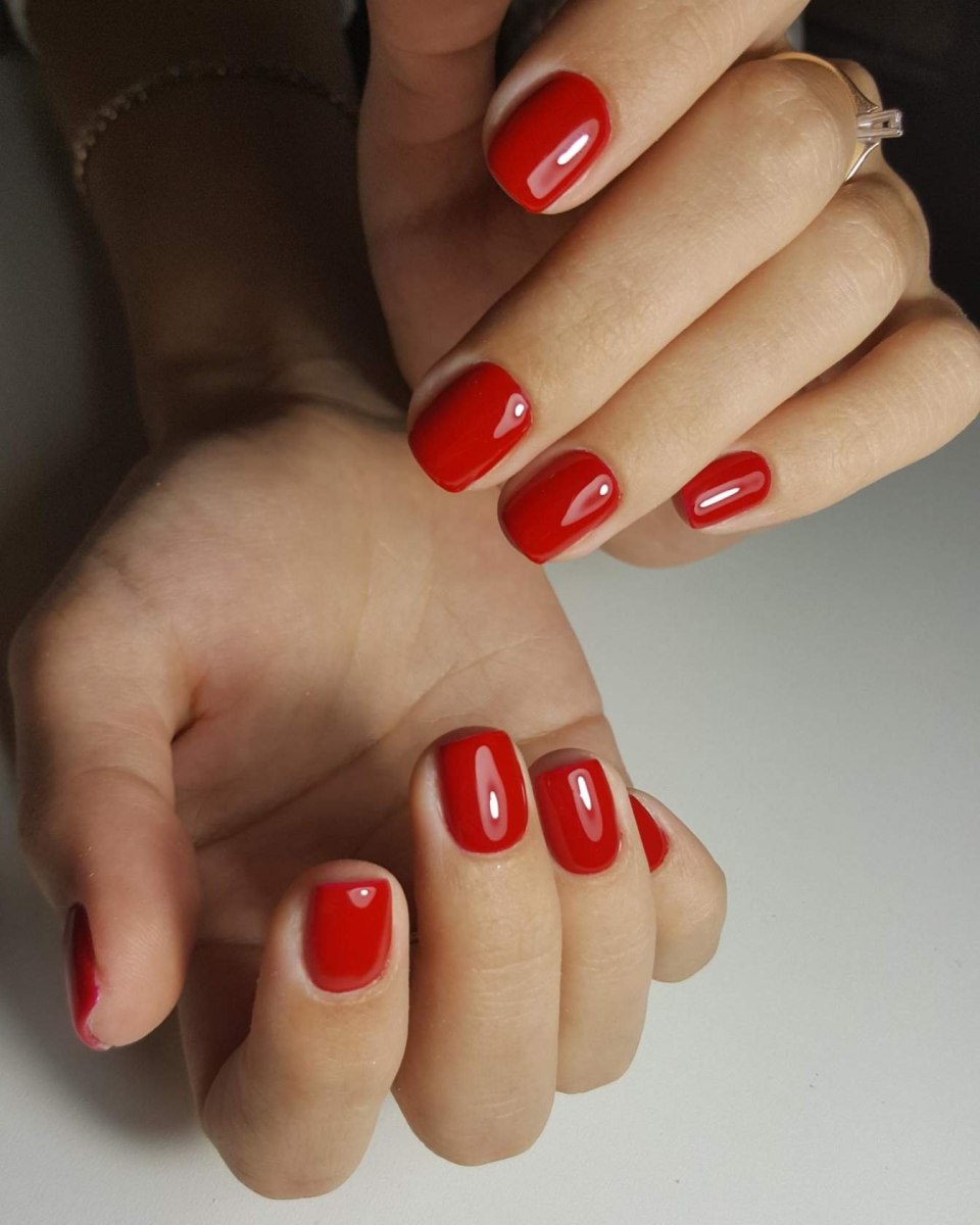 Очень короткий красный маникюр
