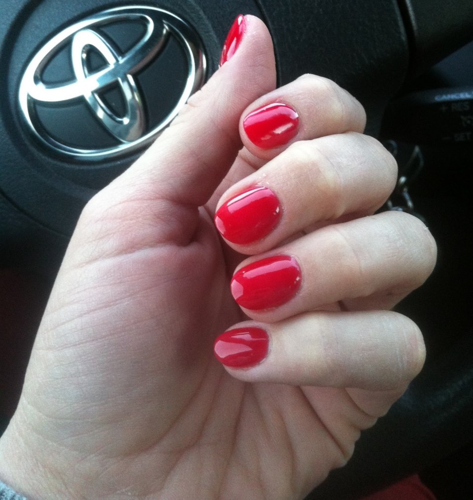 Очень короткие красные ногти