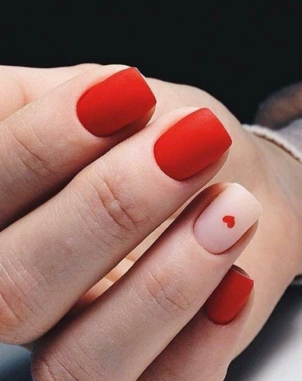 Короткие круглые красные ногти