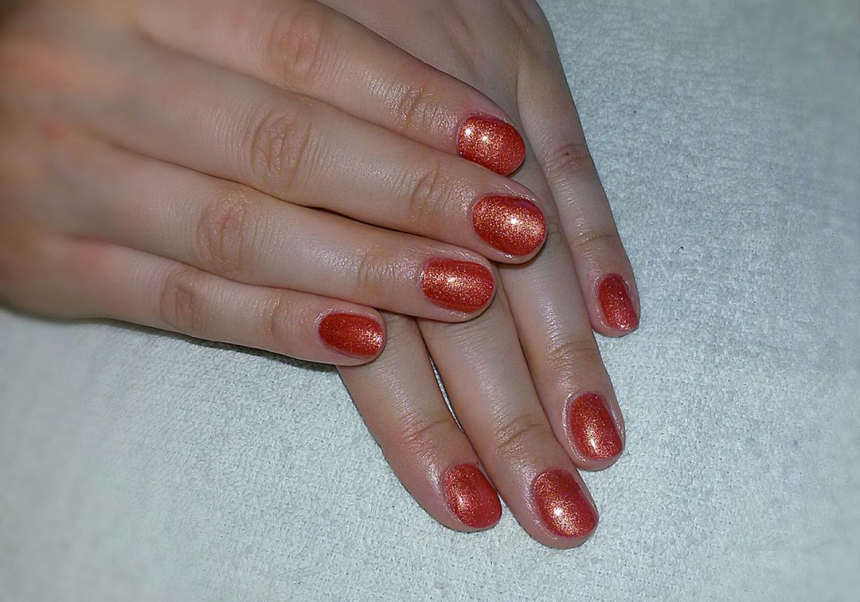 Красный маникюр на короткие ногти