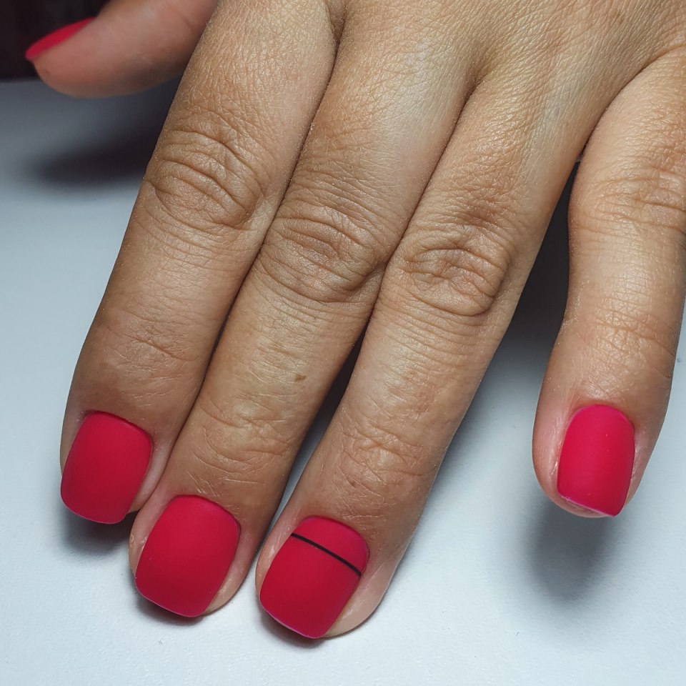 Красивый маникюр на короткие ногти красного цвета
