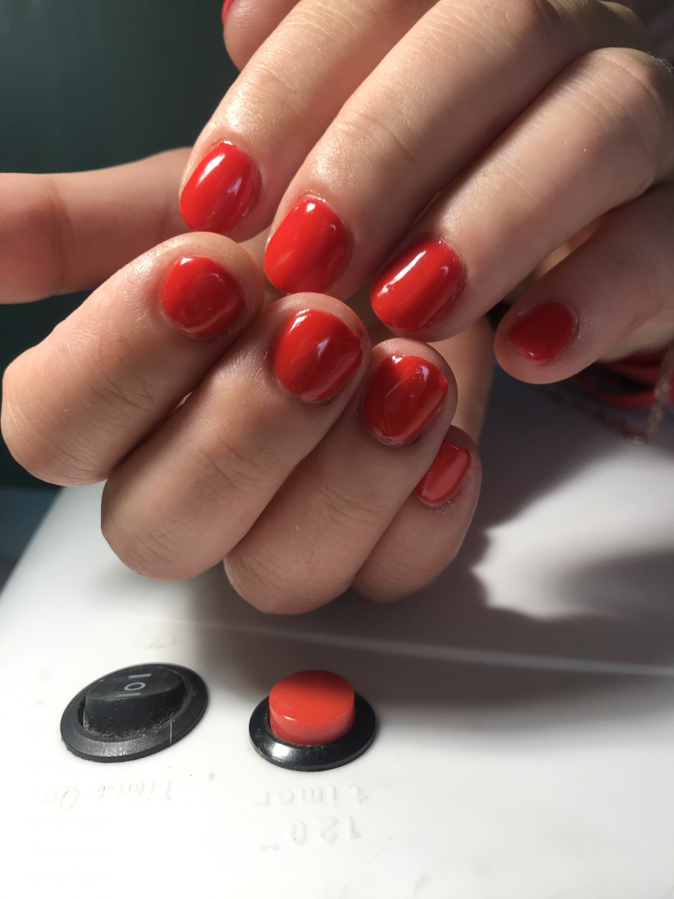 Красный маникюр на очень короткие ногти