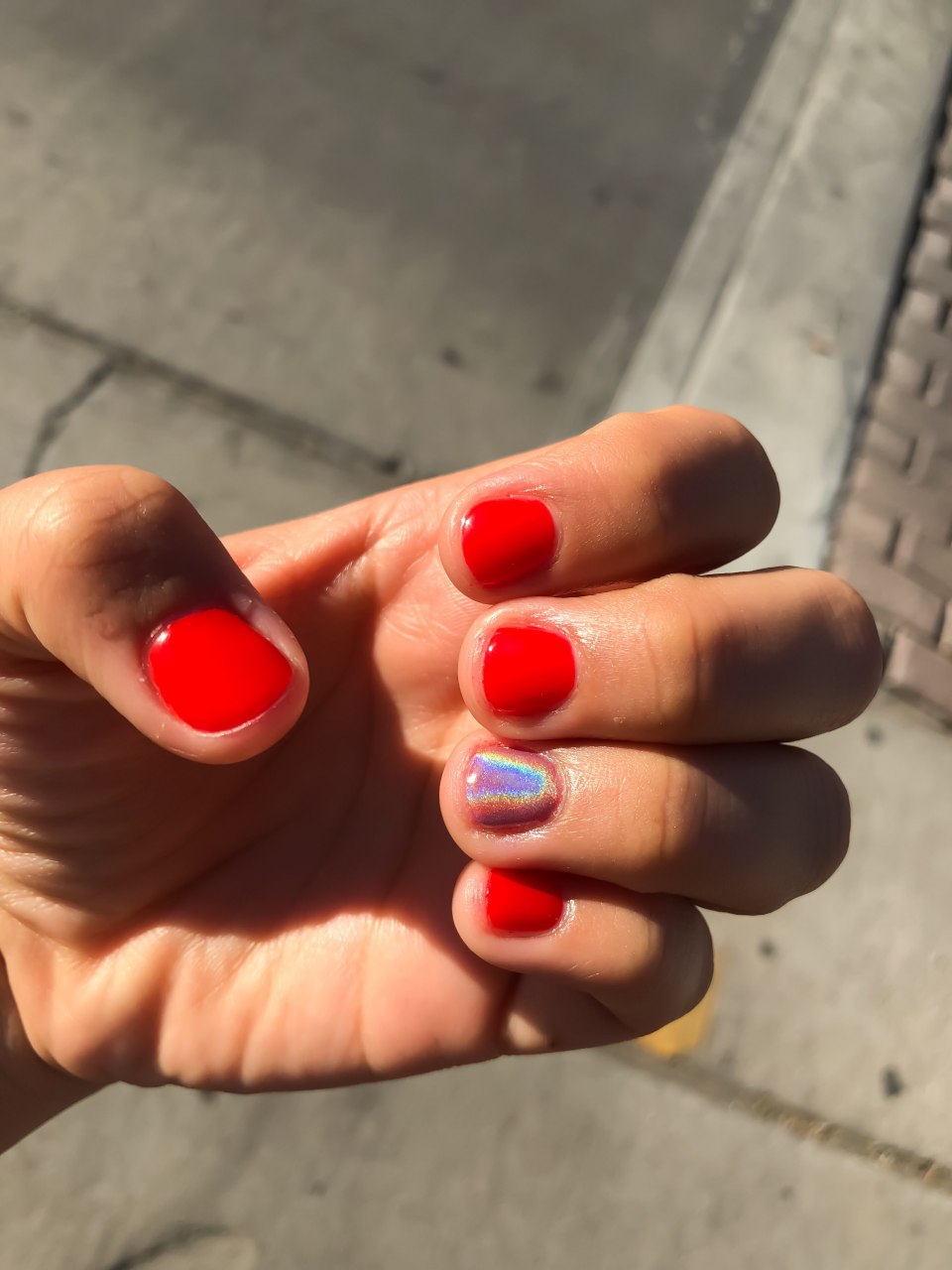 Яркий маникюр на очень короткие ногти