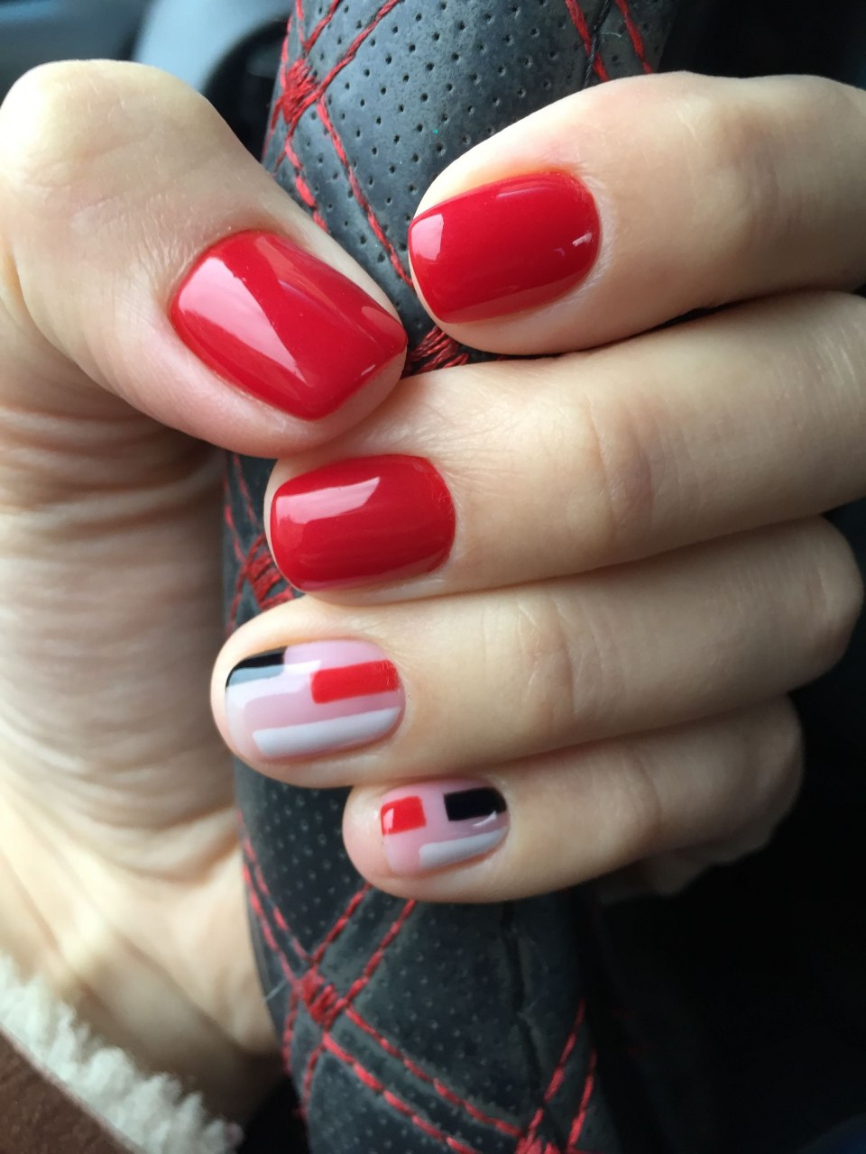Красный маникюр на очень короткие ногти