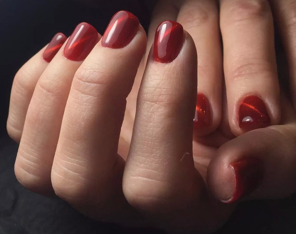 Красный маникюр на очень короткие ногти