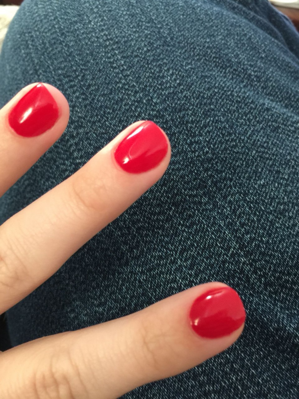 Маникюр на короткие красный