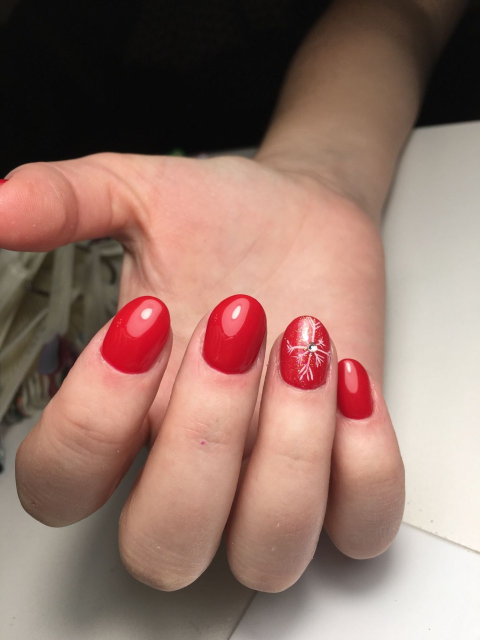 Красный маникюр на маленькие ногти