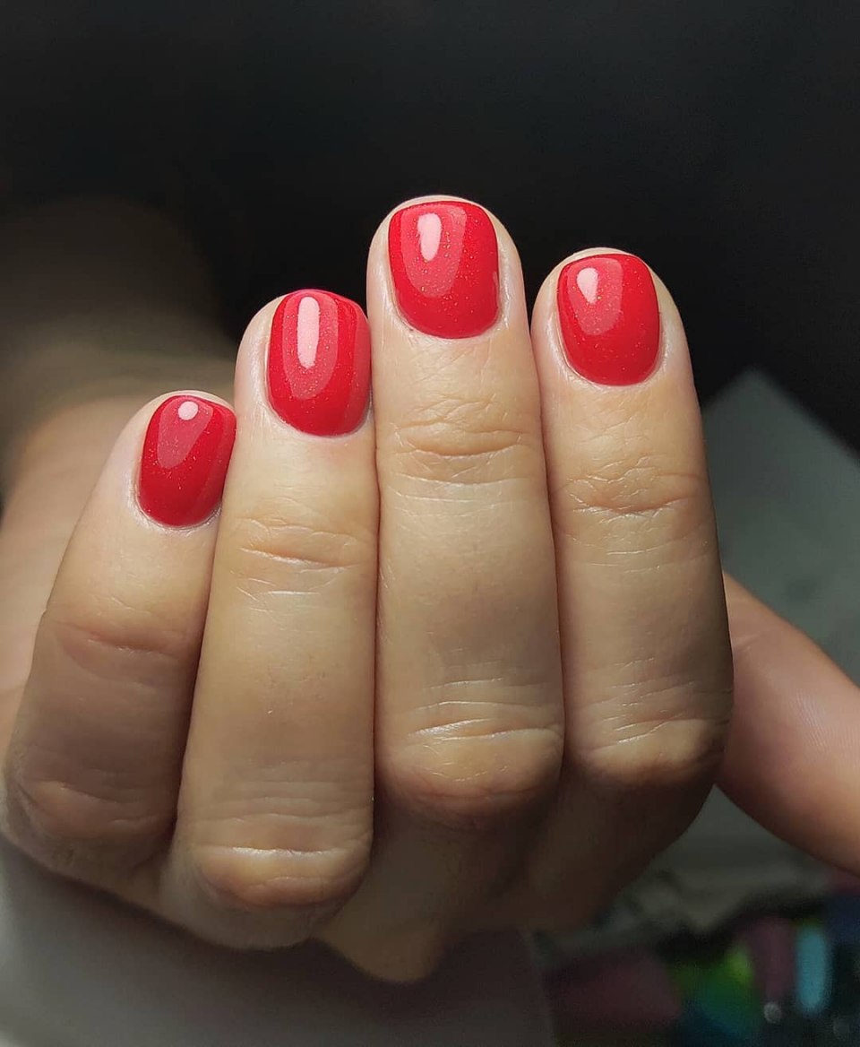 Красные круглые ногти