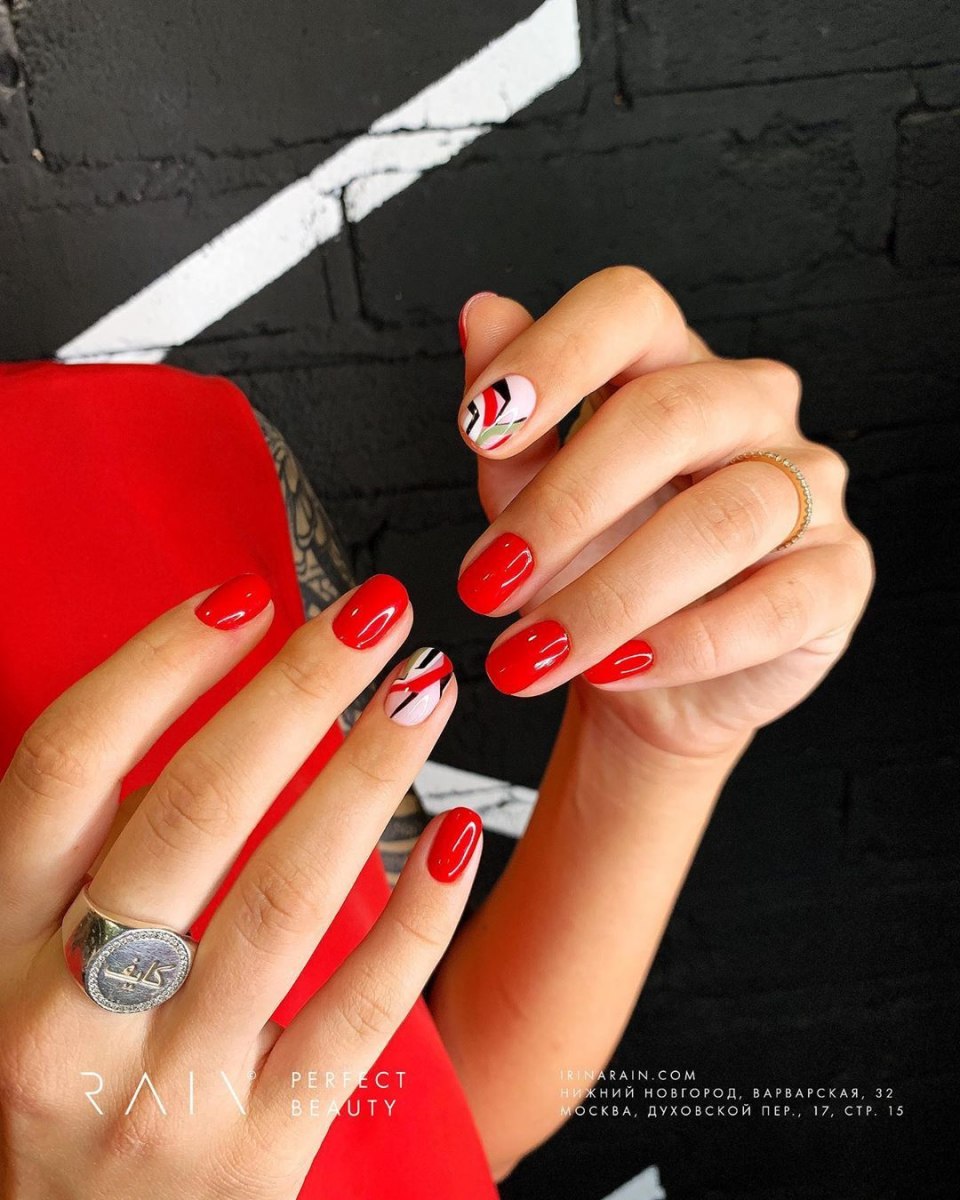 Красный шеллак на очень короткие ногти