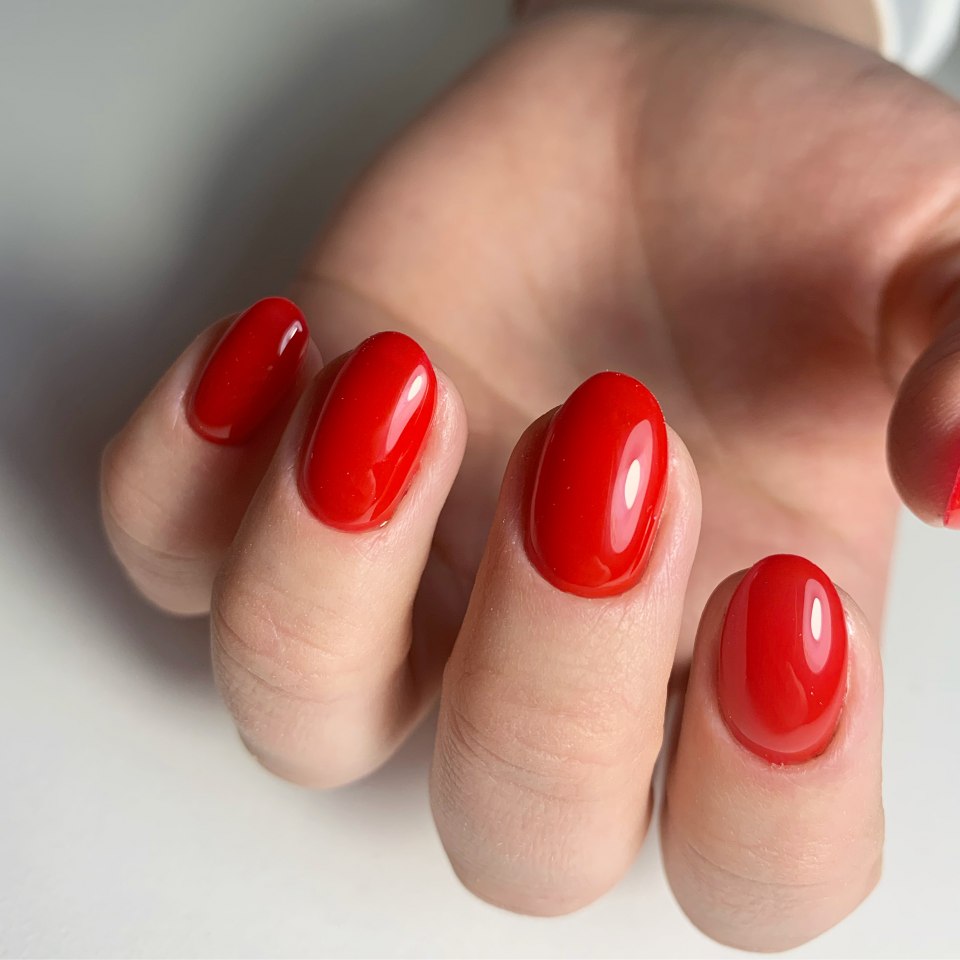 Очень короткие красные ногти