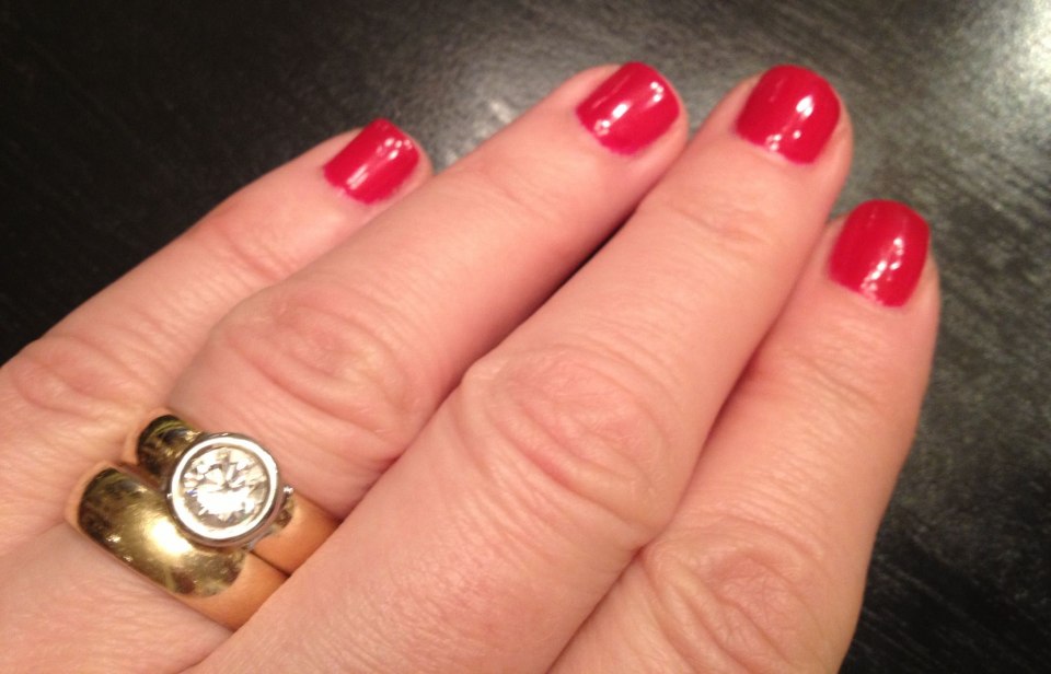 Очень короткие красные ногти