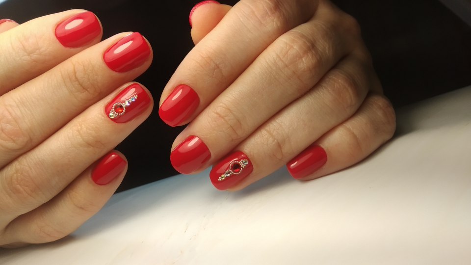 Красный гель лак на короткие ногти