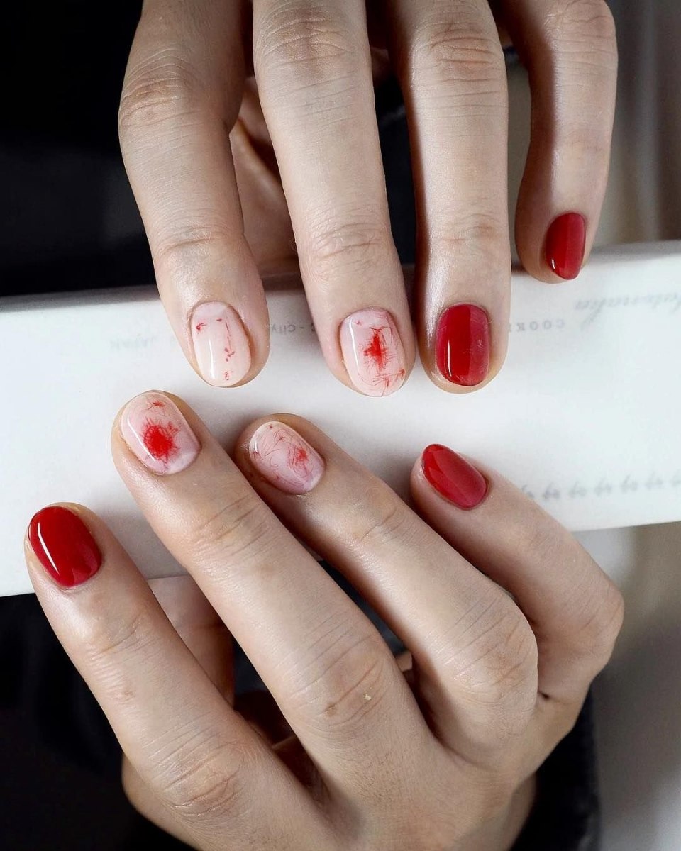 Красный маникюр на очень короткие ногти