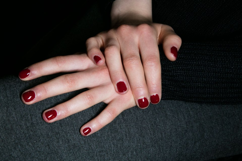Маникюр наиочень короткие ногти красный