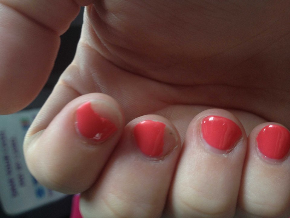 Красные матовые короткие ногти