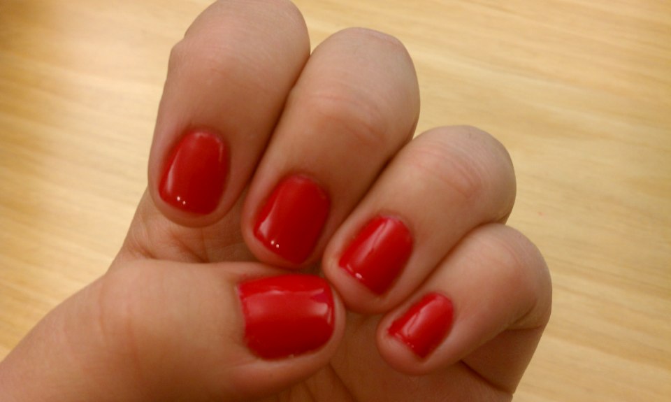 Очень короткие красные ногти