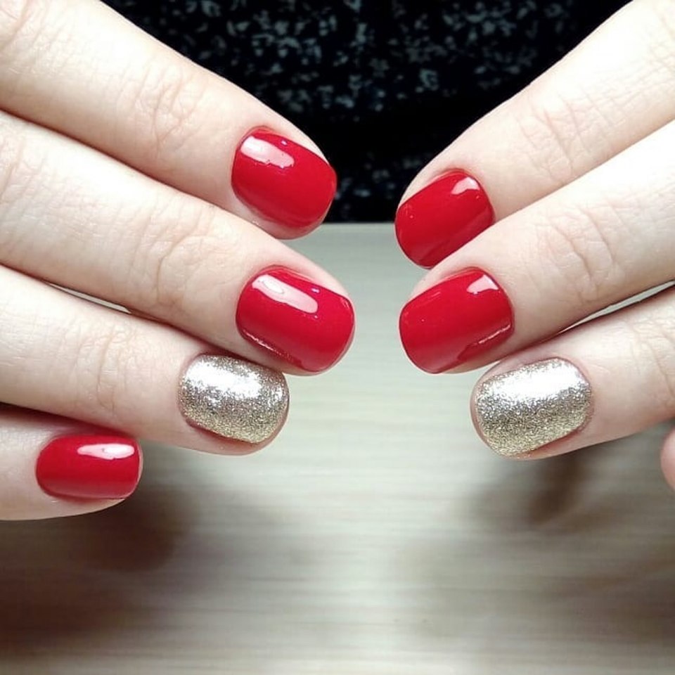 Красный маникюр на короткие ногти
