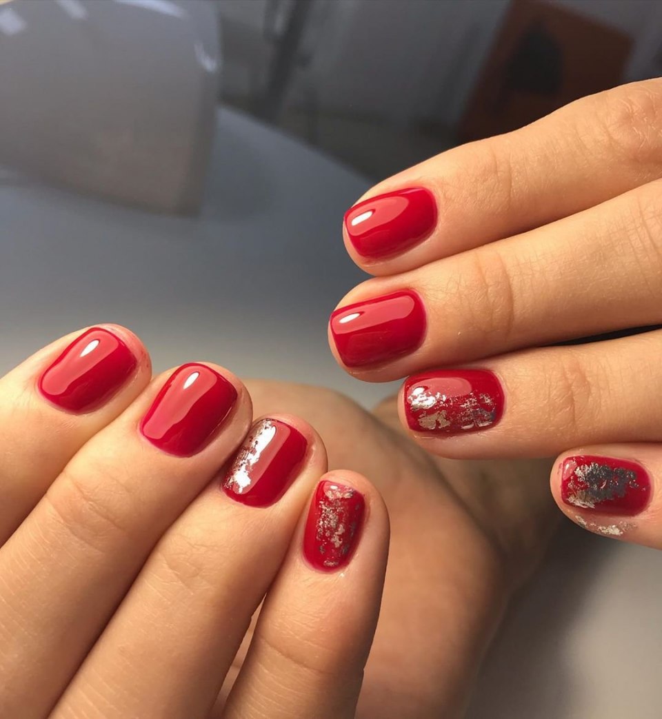 Отросший красный маникюр