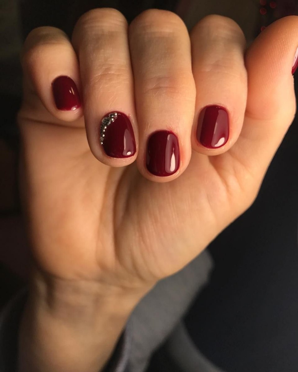 Маникюр на короткие ногти красный цвет