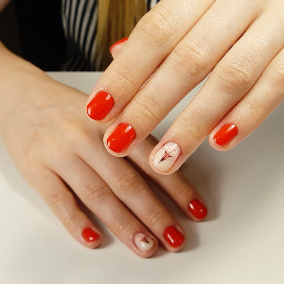 Красный матовый маникюр на короткие ногти