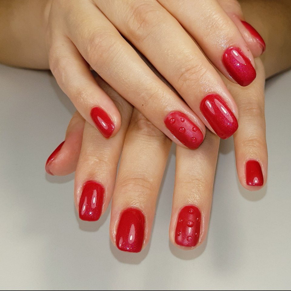 Красный маникюр на короткие ногти с дизайном