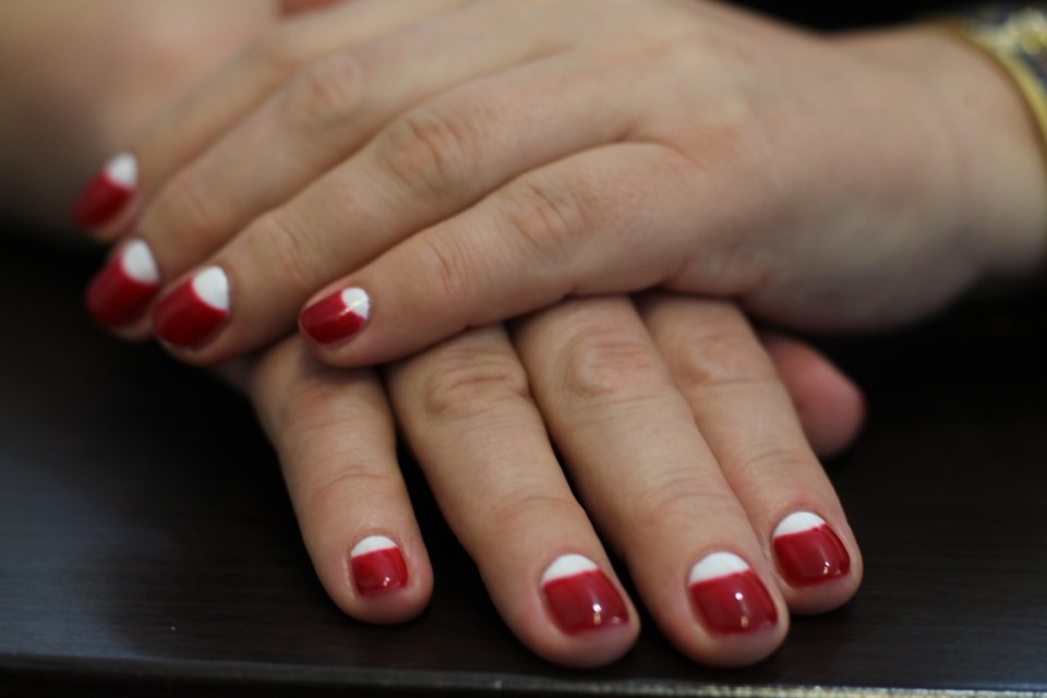 Красный маникюр с точками