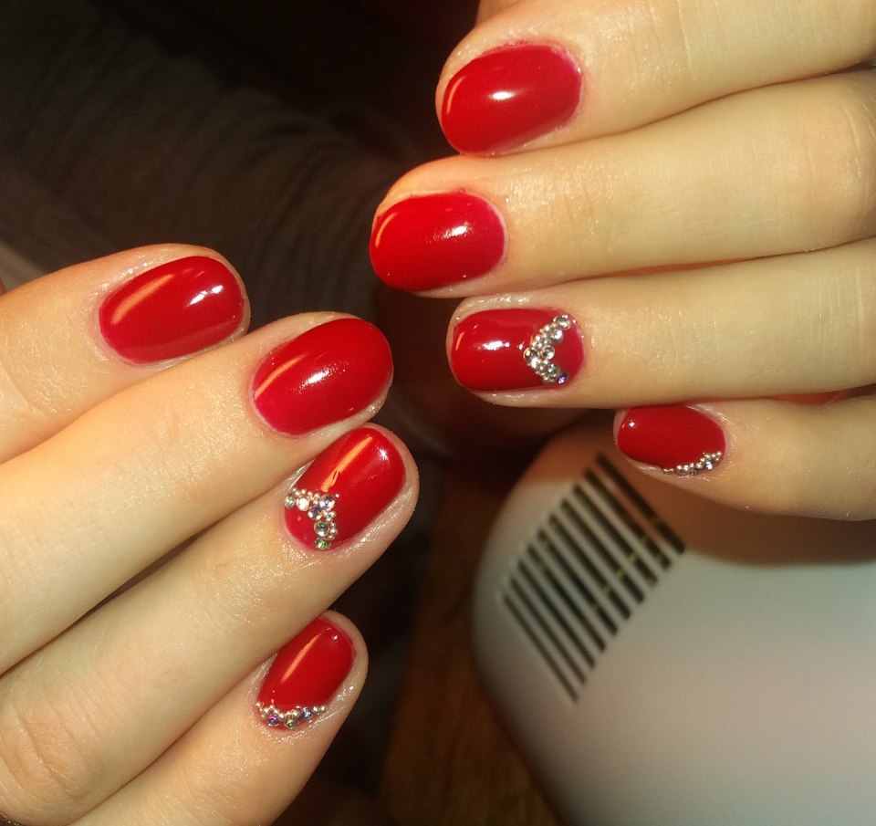 Красный шеллак на короткие ногти