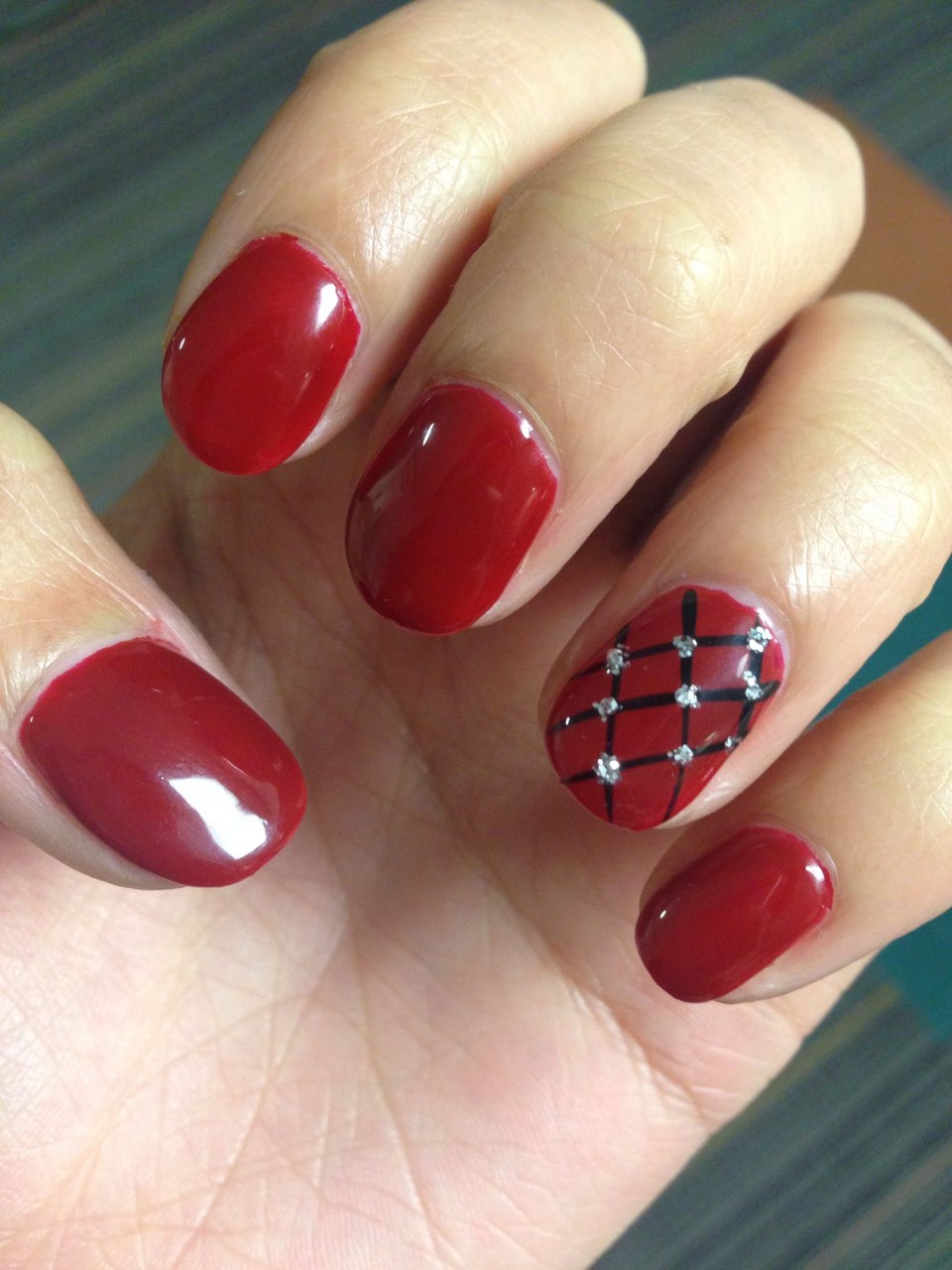Одноцветный красный маникюр на коротких ногтях