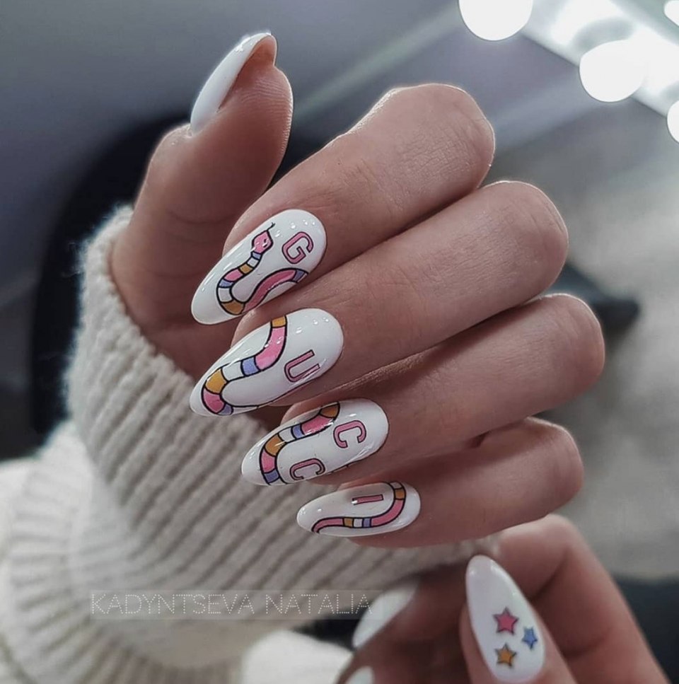 Белые ногти со змеей