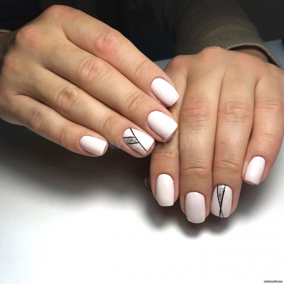 Маникюр белый и лунка на овальные ногти