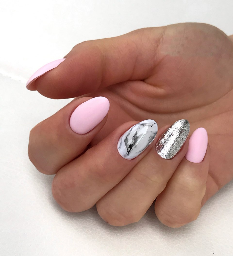 Нежный маникюр для медиков