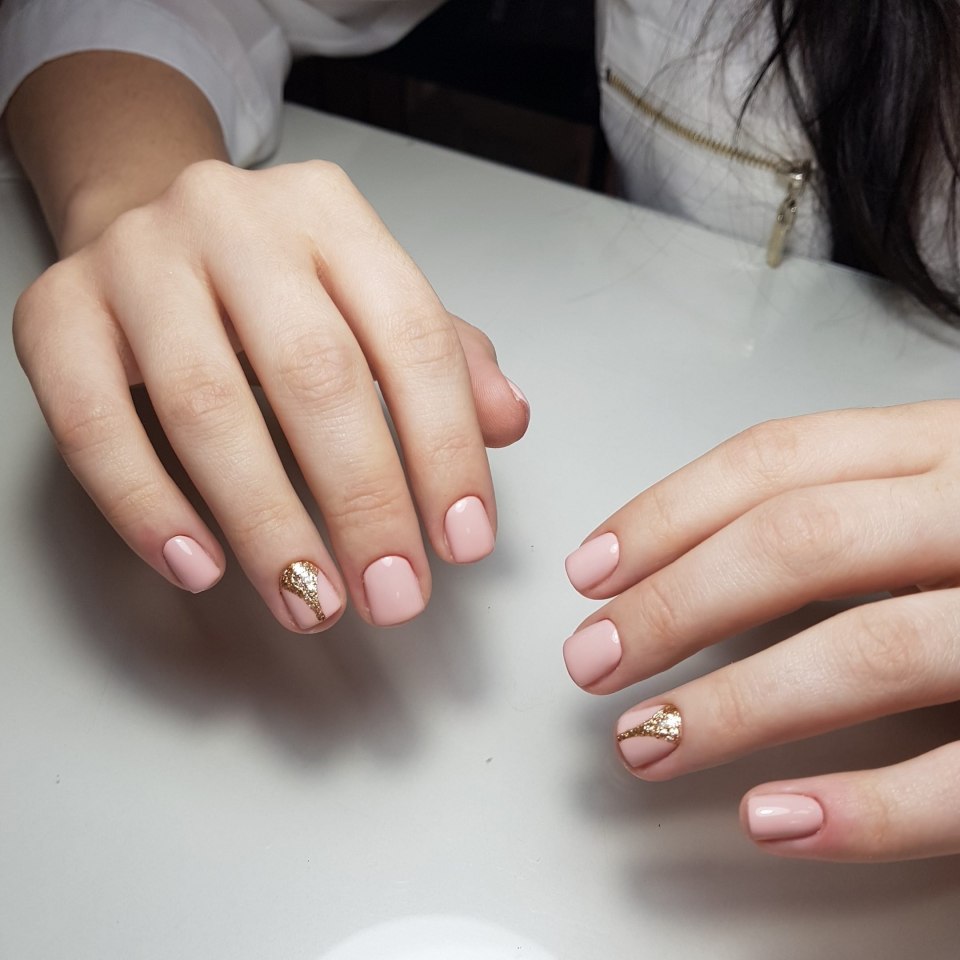 Скромный маникюр на коротких ногтях