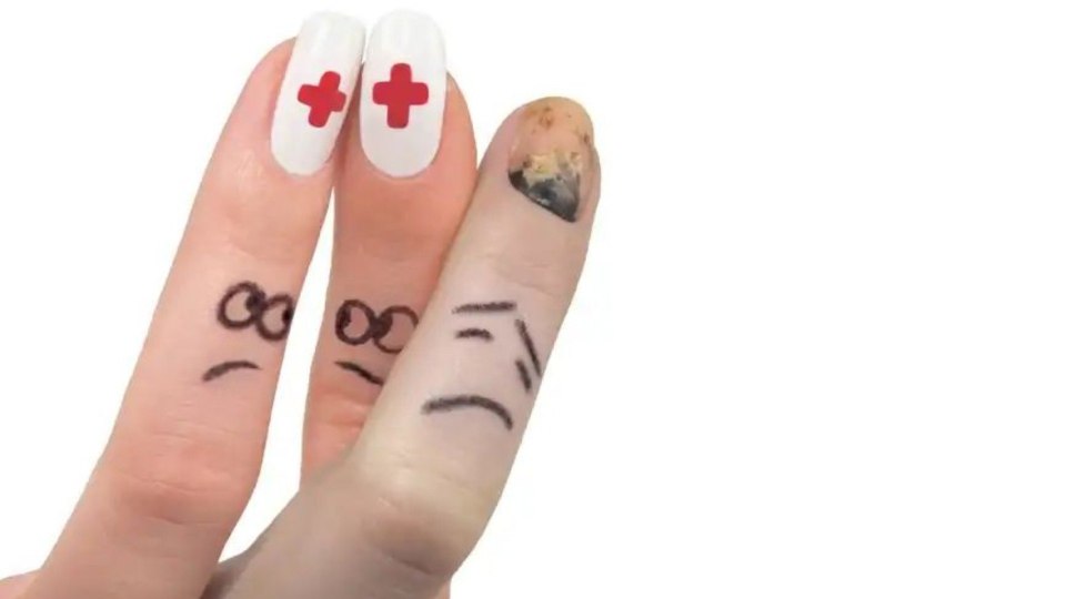 Ногти с медицинской тематикой