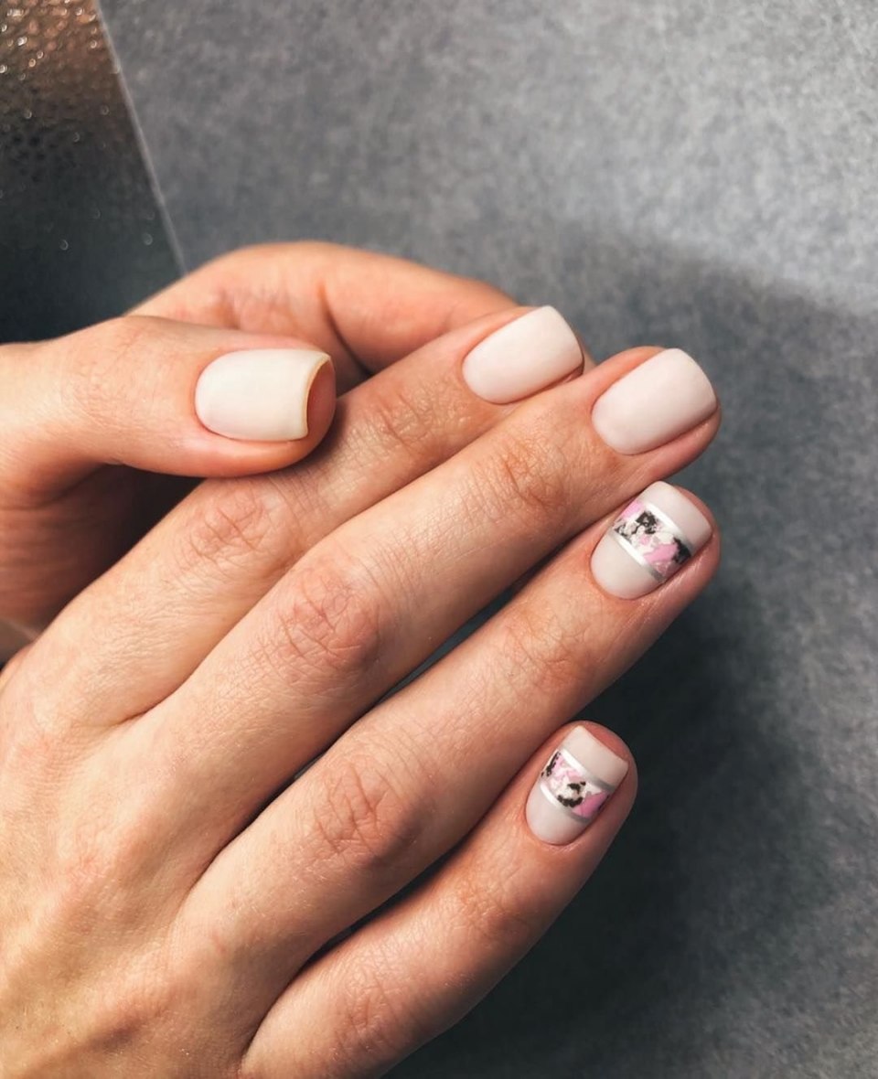 Глянцевый маникюр на короткие ногти