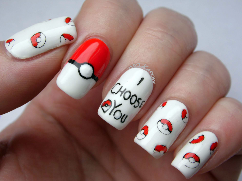 Маникюр белый с покемоном