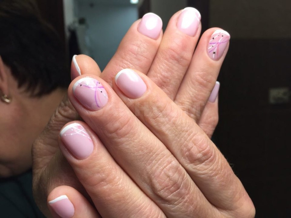 Нежный маникюр для медиков