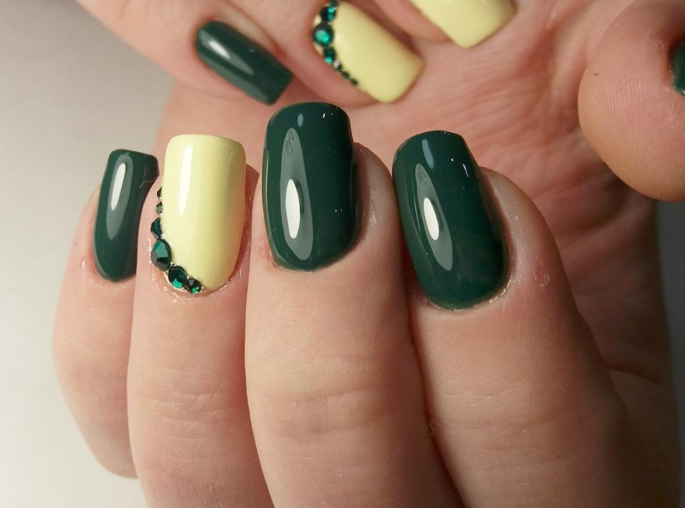 Желто-зеленый маникюр