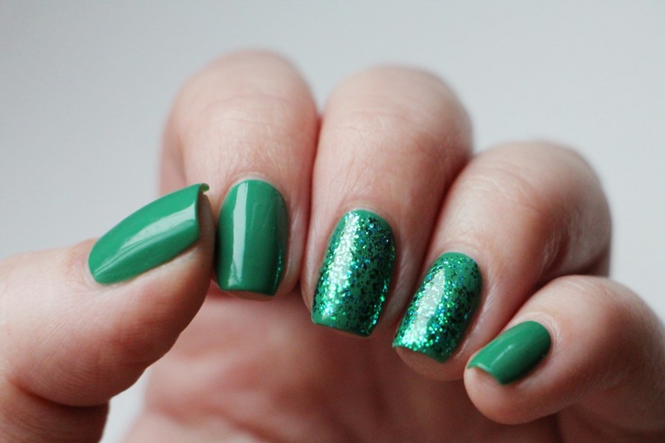 Маникюр зеленый