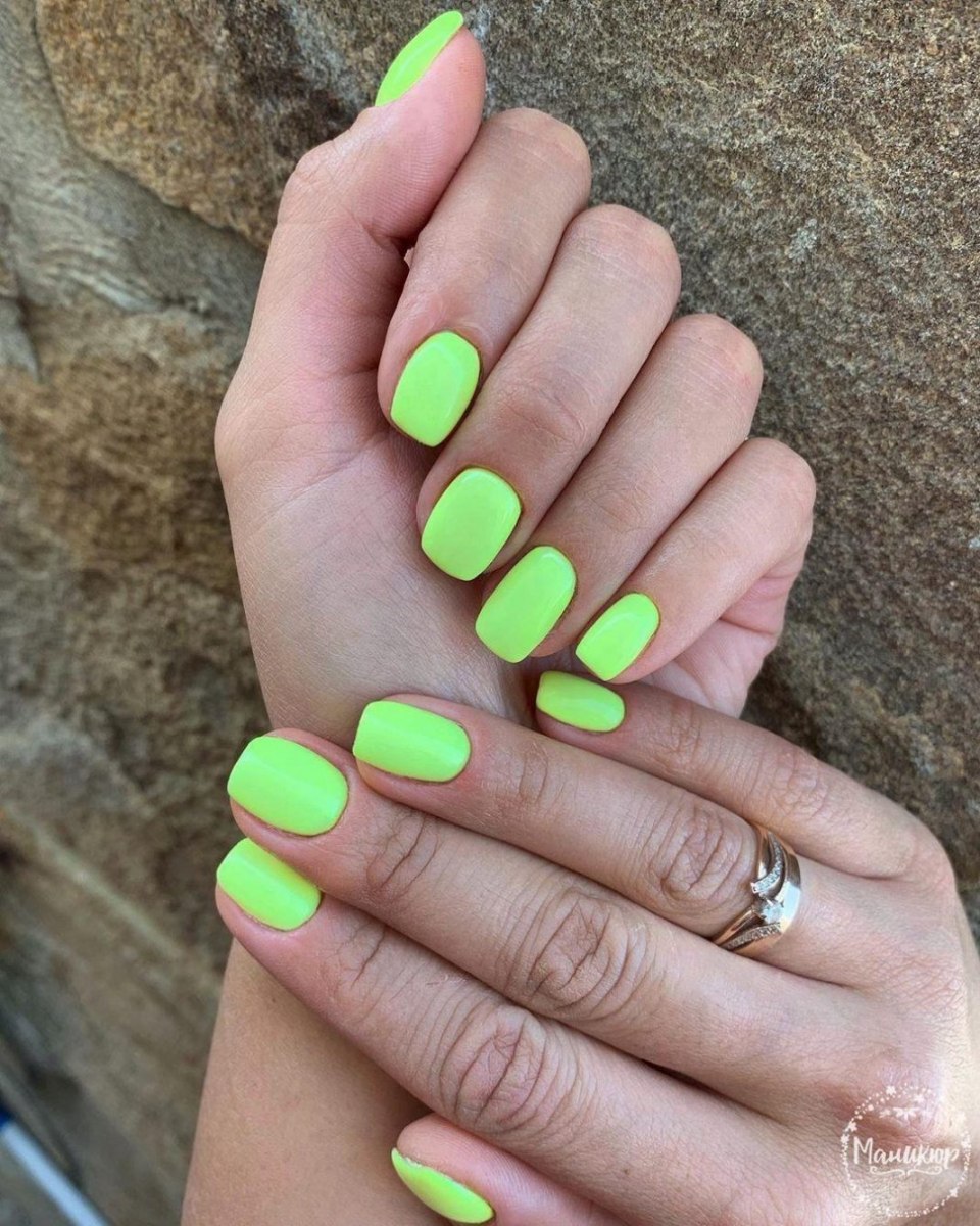 Салатовые ногти