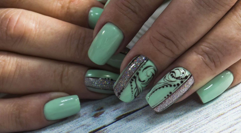 Мятно зеленый маникюр