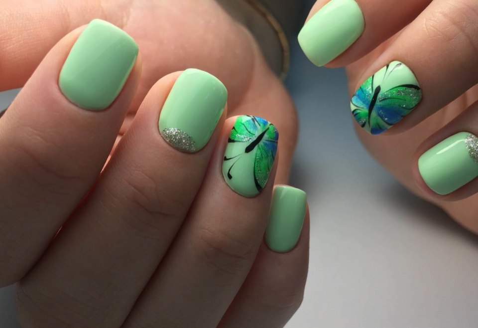 Красивый зеленый маникюр