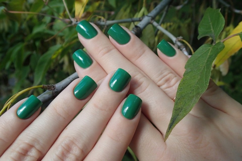 Зеленые ногти разные оттенки